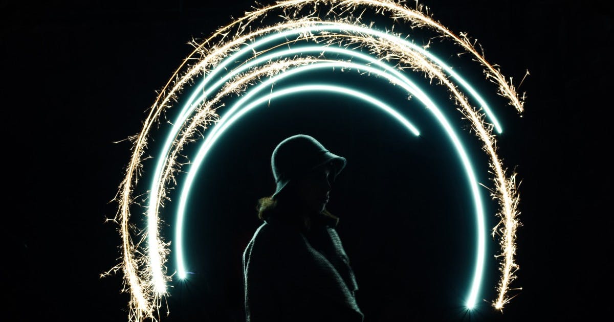 Işık süzmeleri arasında duran kadın