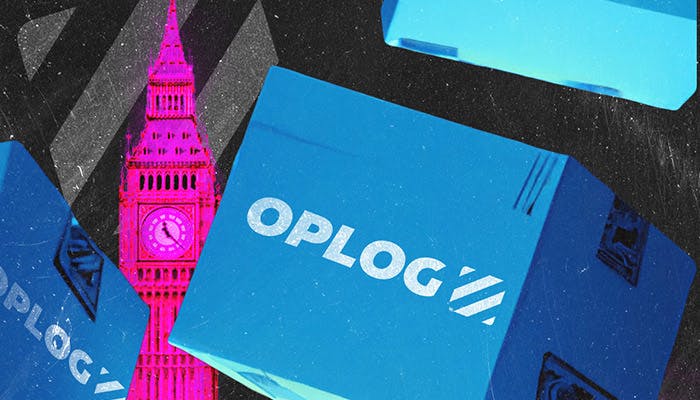 saat kulesinin önünde oplog kutuları