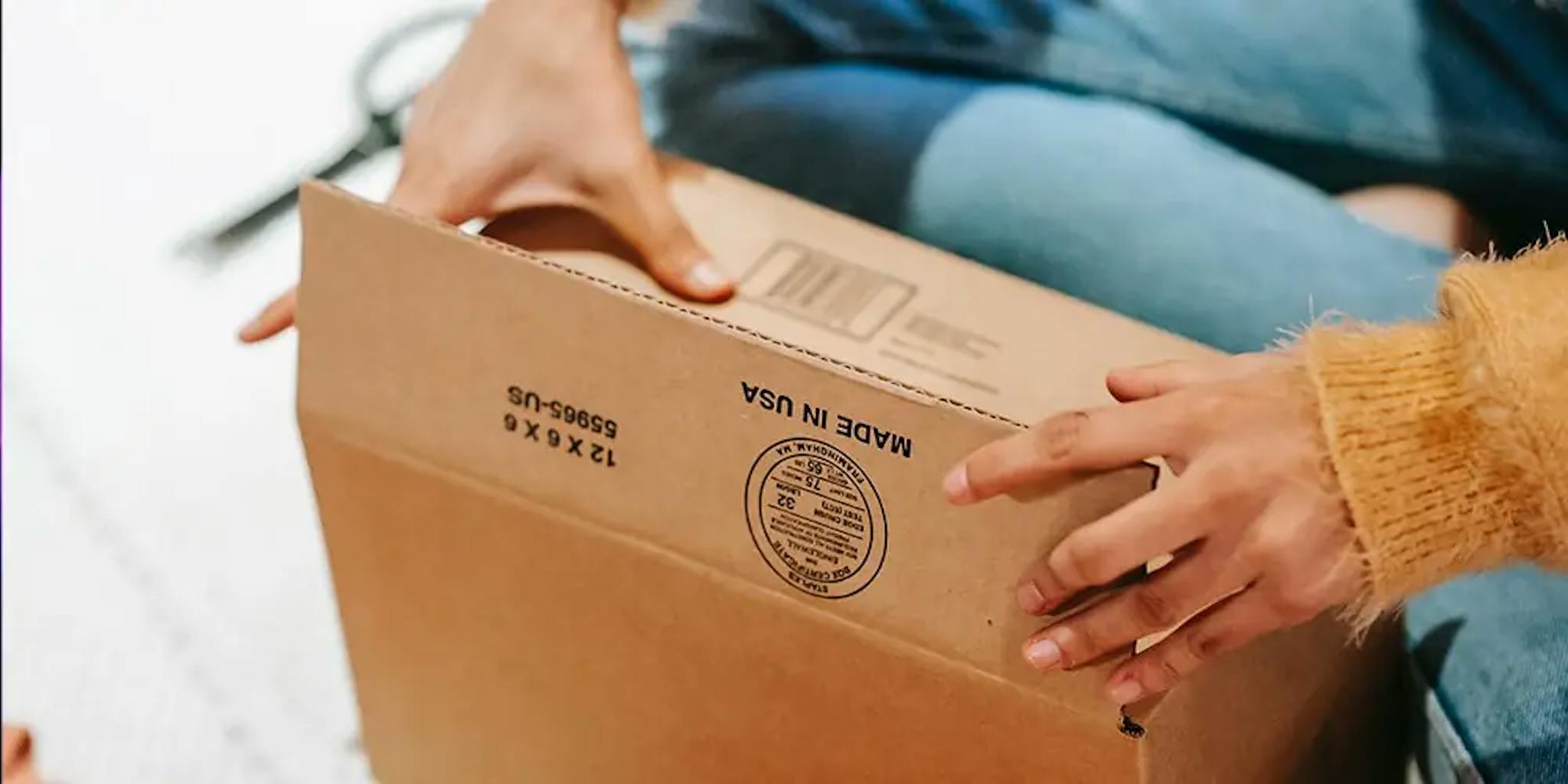 Bir kargo paketini açan bir kişi.