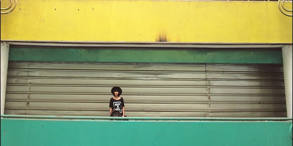 Kepenk önünde bekleyen kişi