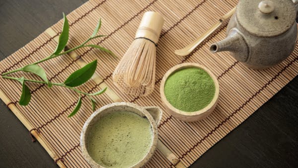 yeşil baharatlar ve çaydanlık