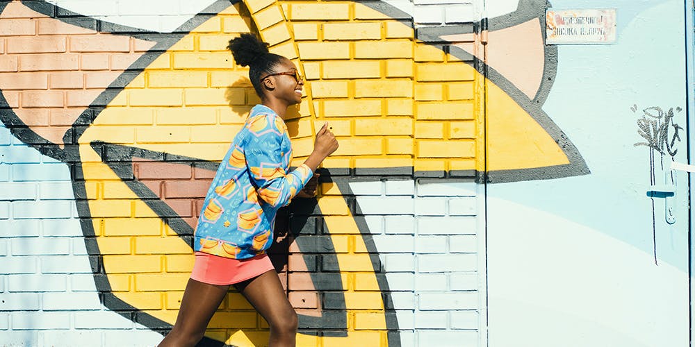 Renkli duvarı önünden geçen kadın