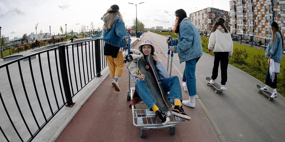 Kaykay Parkında Eğlenen Bir Grup İnsan