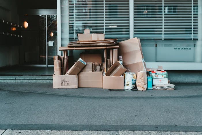 bir yığın kullanılmış boş karton