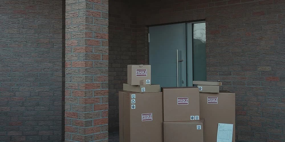 Kapı önündeki kutular