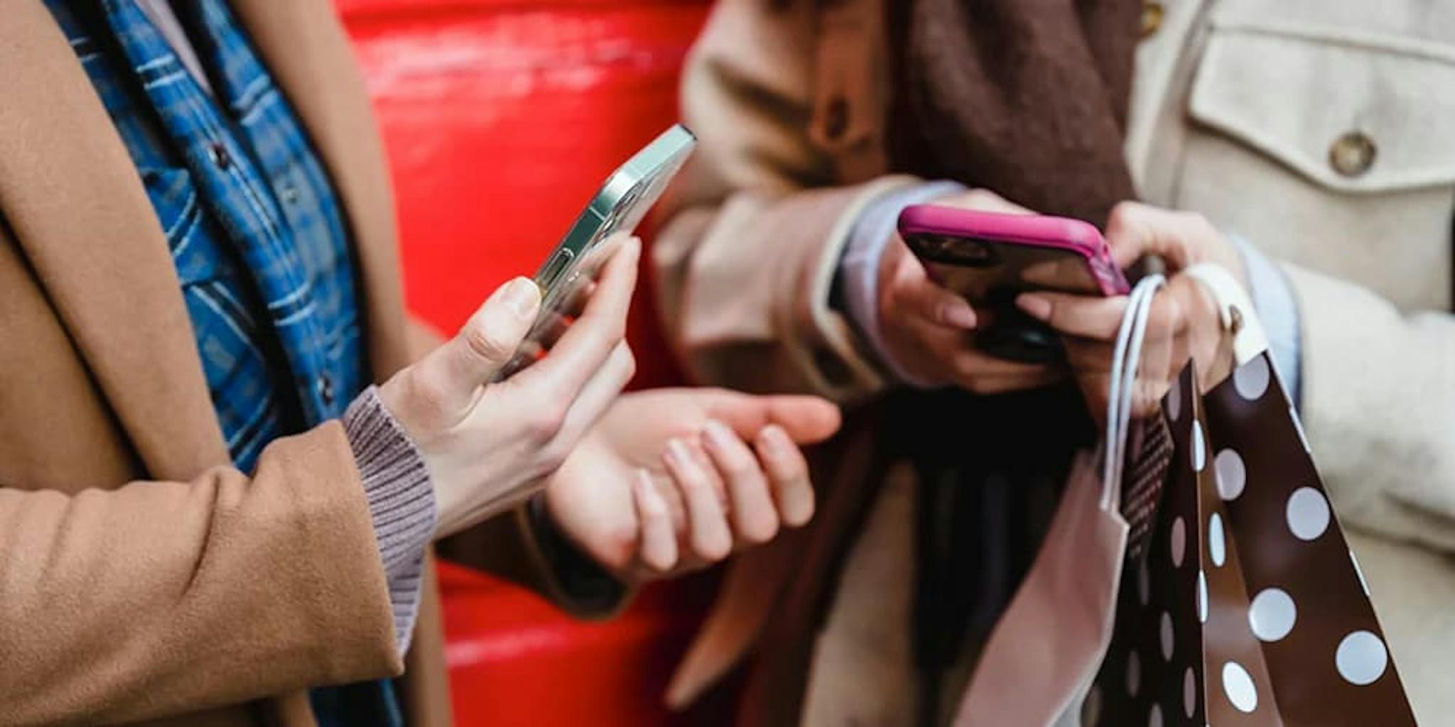 Telefonla konuşan kişiler