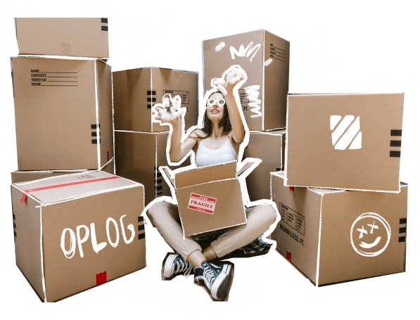 Oplog logolu kargo kutuları arasında oturan kişi resmi