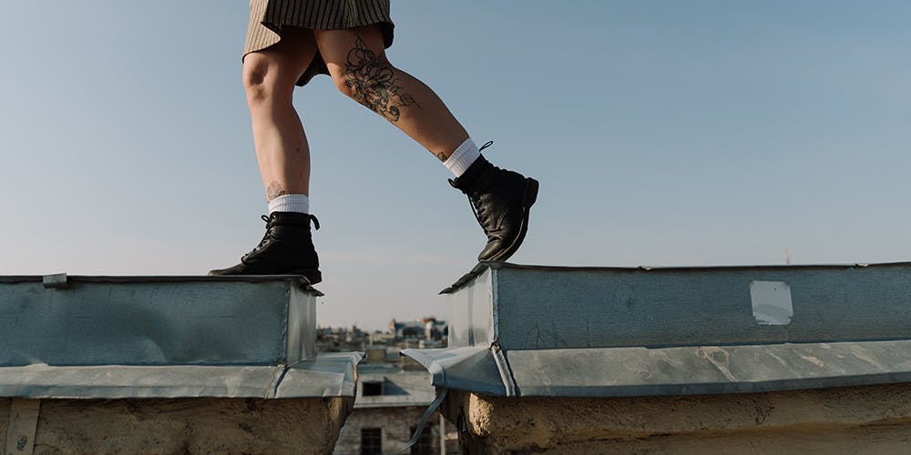 İki bina arasında atlayan kişi