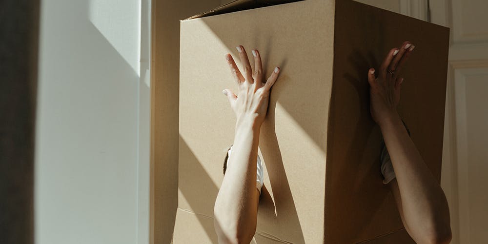 Kutunun içine girmiş kişi