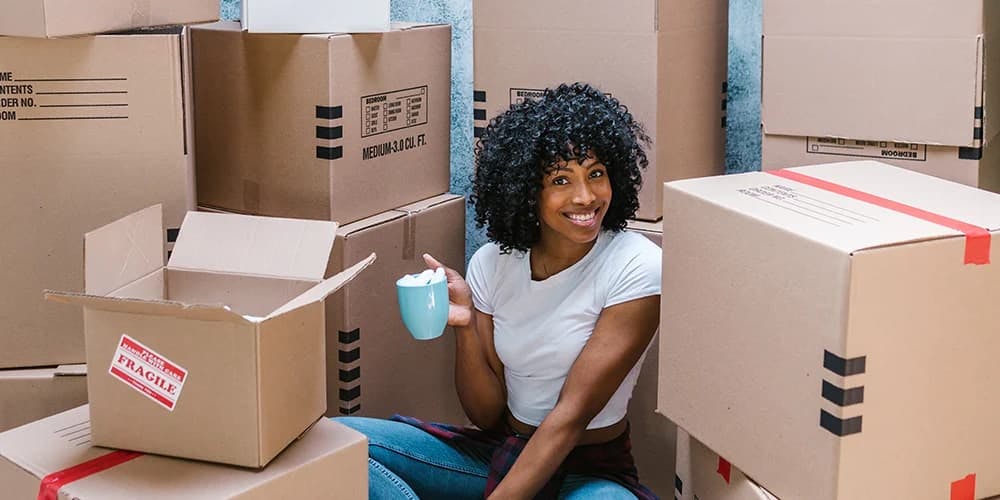 Kutular arasında kahve içen kişi