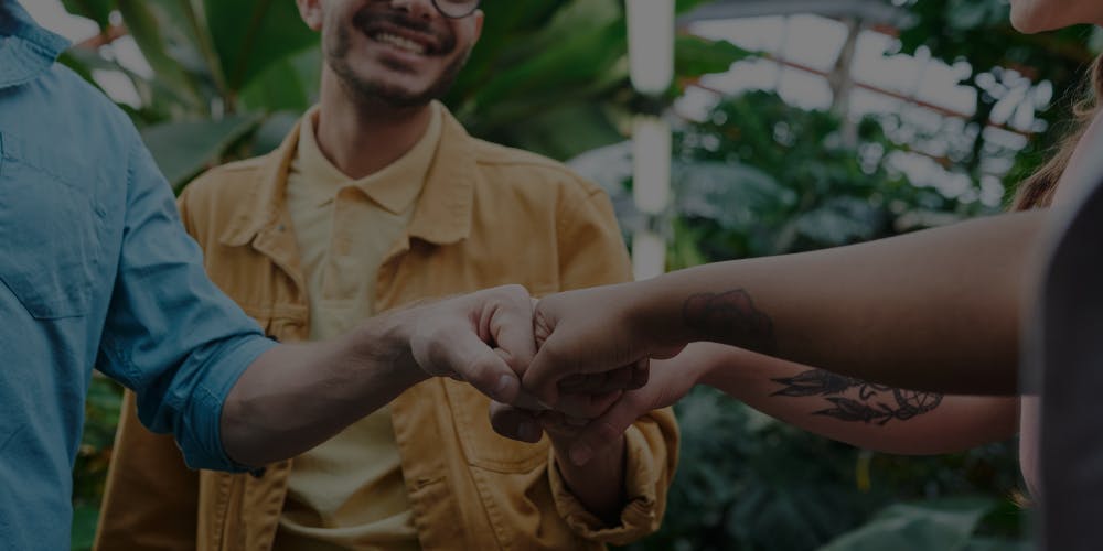 Yumruklarını birleştiren insanlar