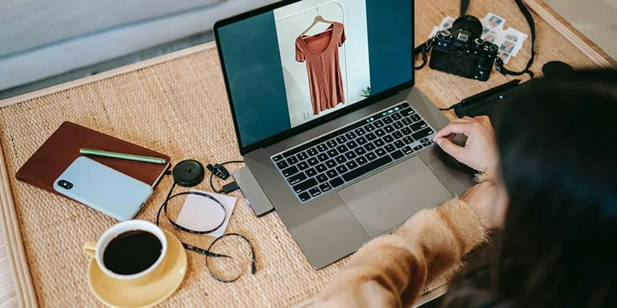 Bilgisayarda çalışan kadın