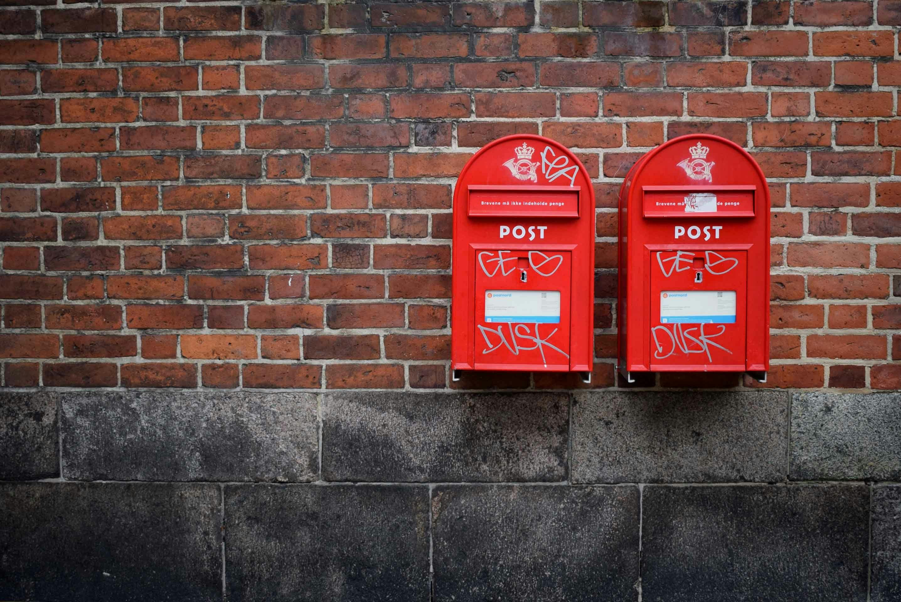 Duvarda asılı olan 2 adet posta kutusu