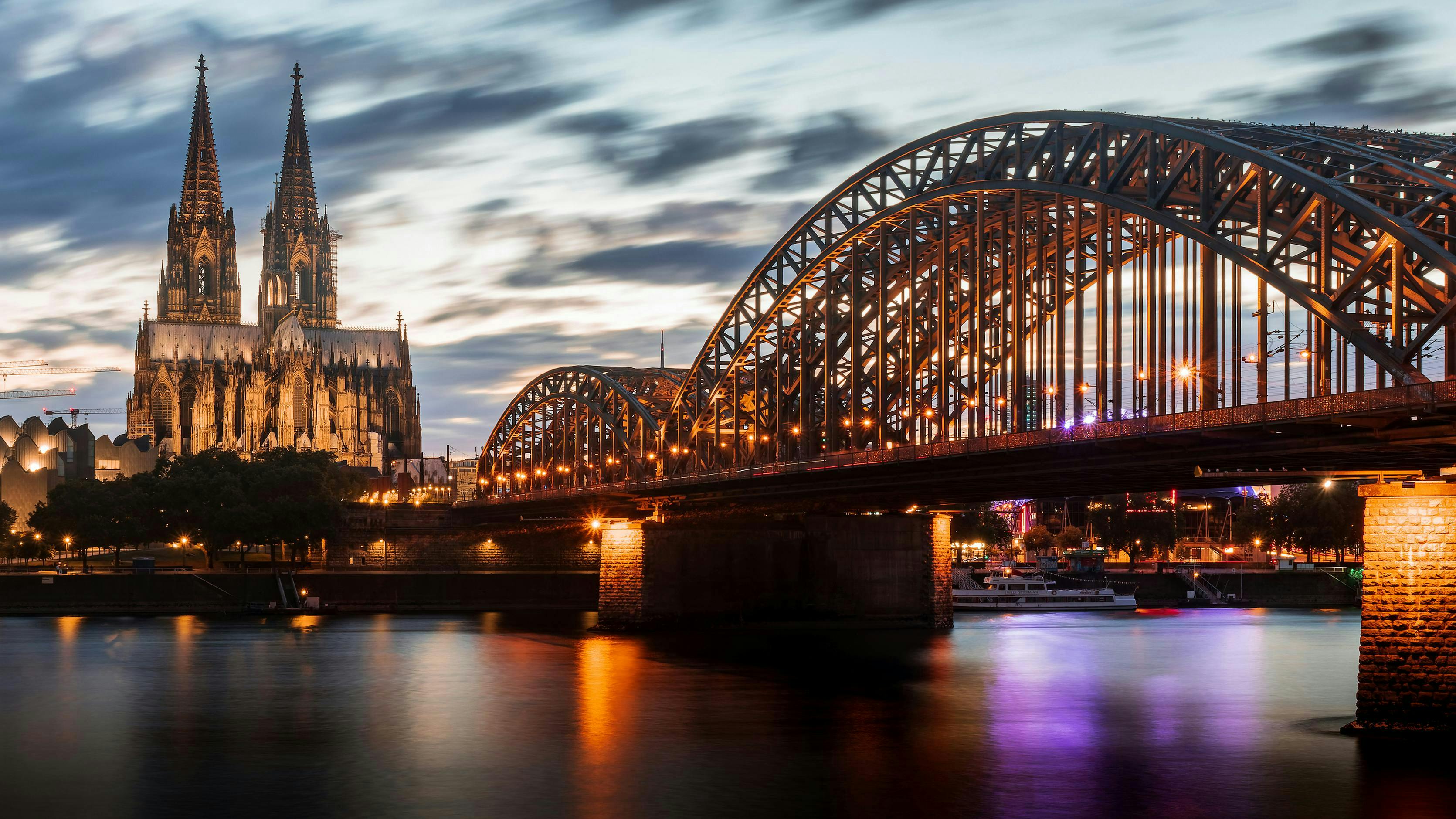 Almanya temalı köprü ve manzara