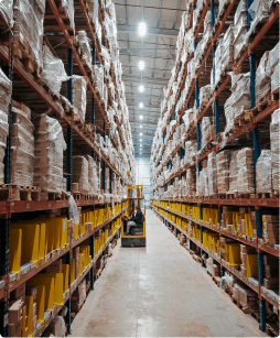 depoda raflar görseli