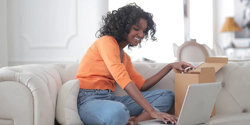 Kutu açılışı yapan ve bilgisayar ile ilgilenen kişi