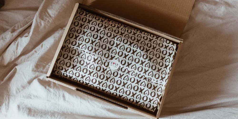 Kutu içeriği açılmış bir paket