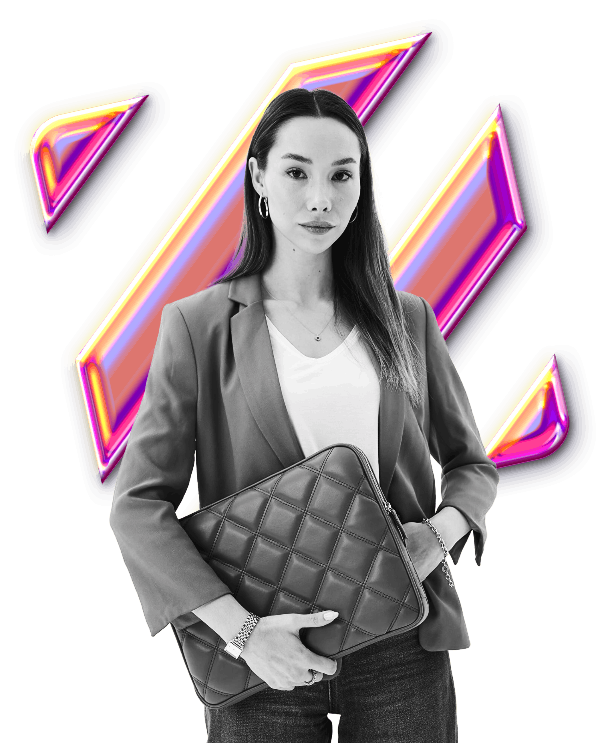 Elinde çanta ile poz veren kadın