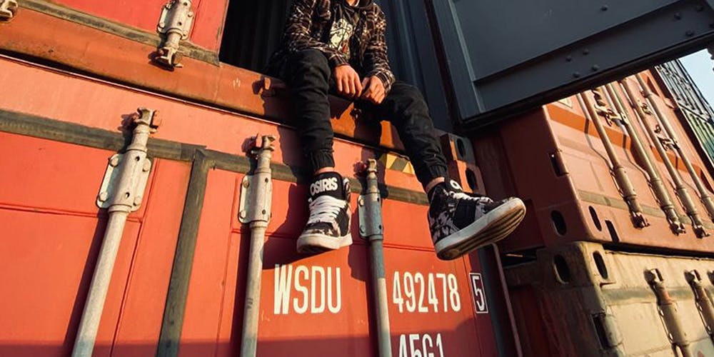 Konteyner içinde oturan kişi