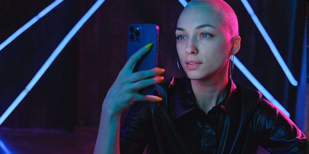 Telefon ile fotoğraf çeken kişi