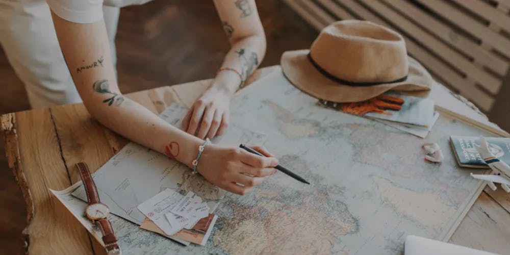 Harita üzerinde çalışan kadın