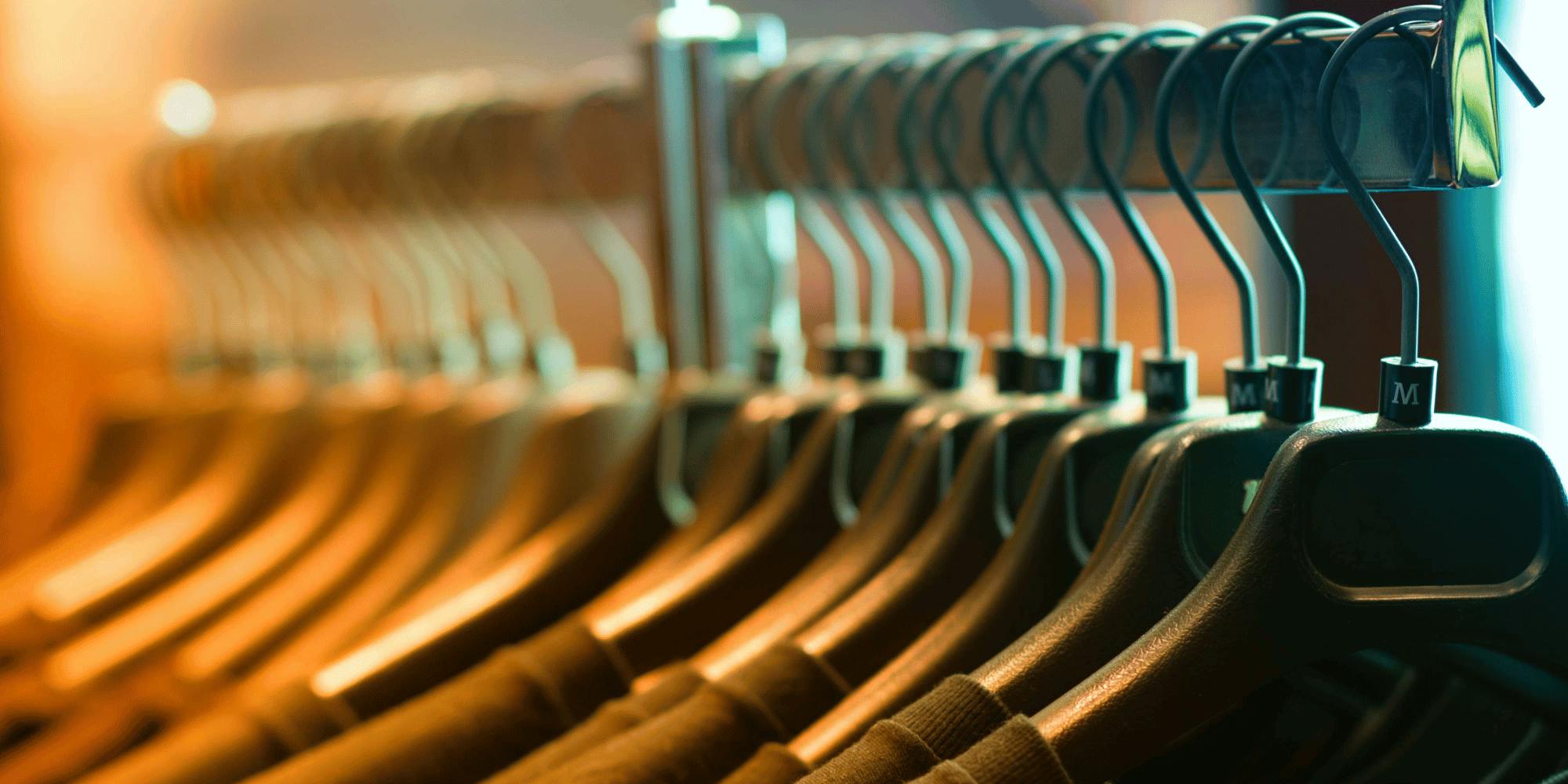 Askıda tekstil ürünleri