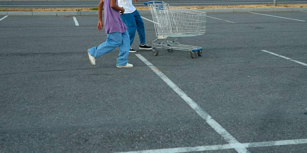 Alışveriş arabası süren iki kişi