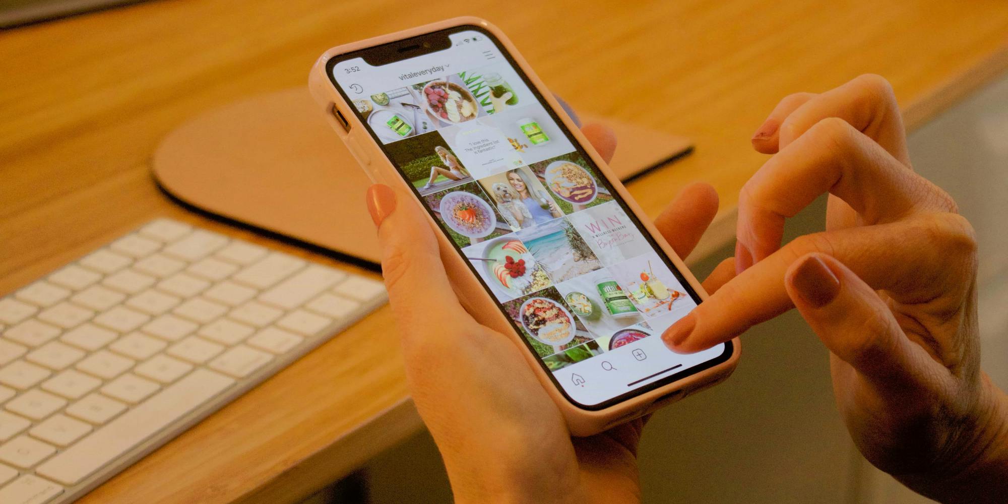 Elinde telefonda instagramda gezen kadın