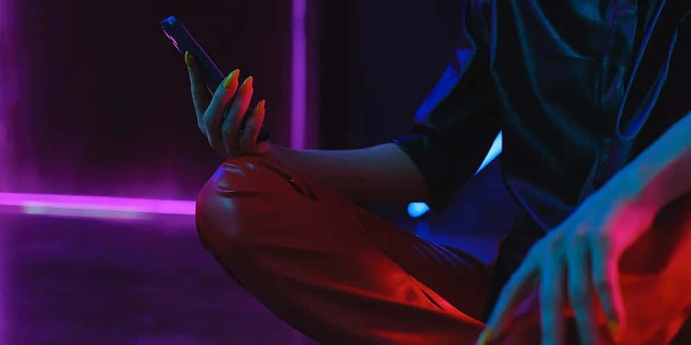 Yerde telefona bakan kadın