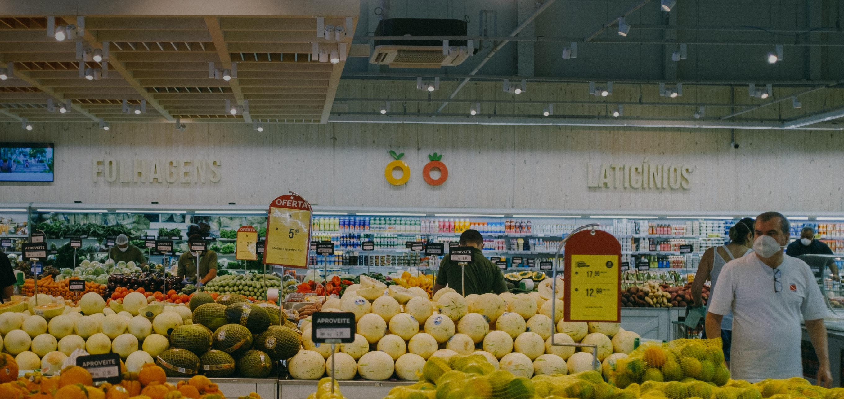 Market alışverişi için reyonlara bakınan insanlar