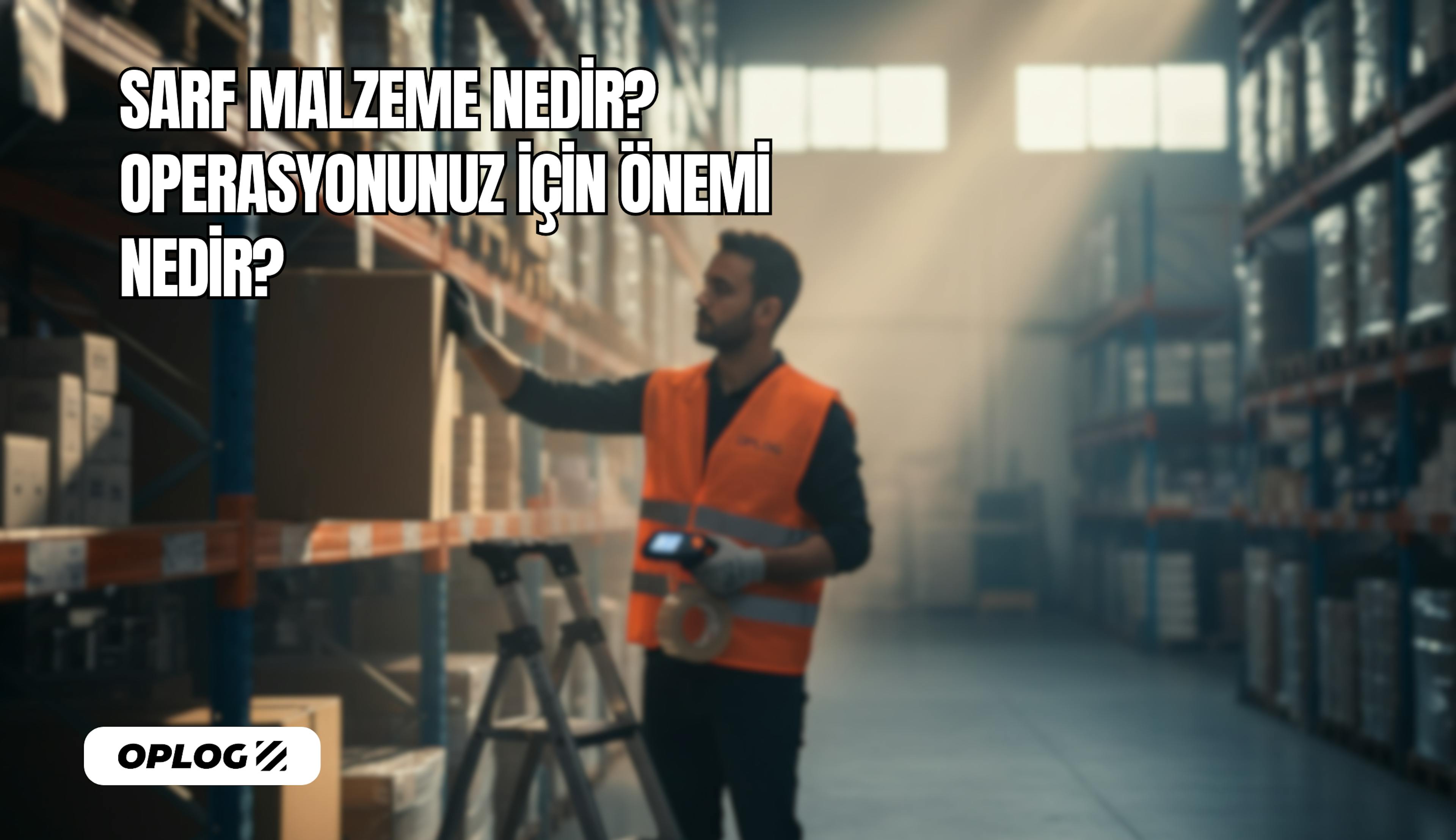 Depolarda sarf malzeme toplayan bir fulfillment depo çalışanı 