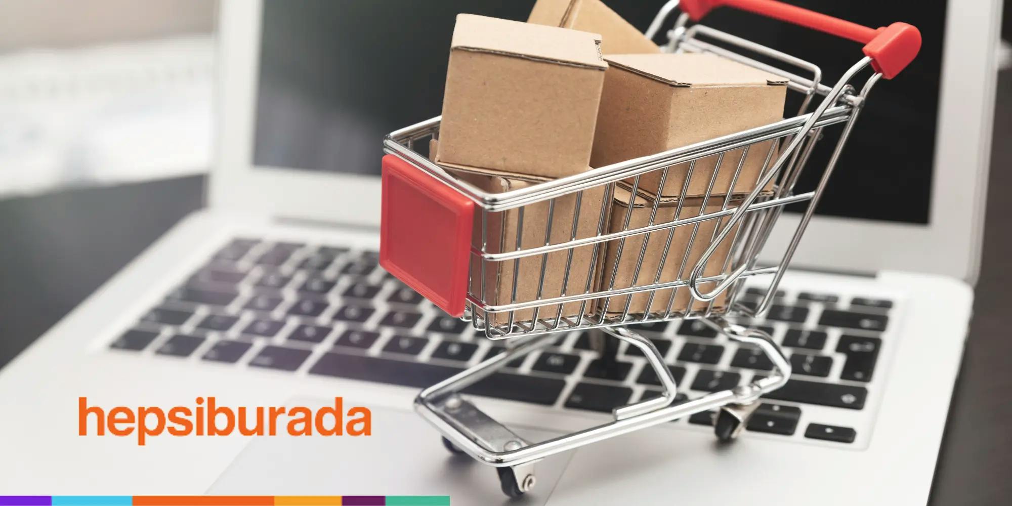 Laptop üstü alışveriş arabası resmi