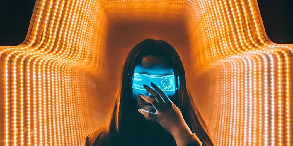 VR gözlüğü takmış bir kadın 
