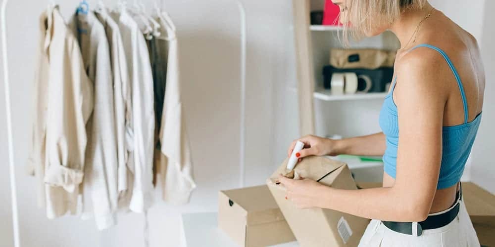 Bir odada kutuları işaretleyen kişi