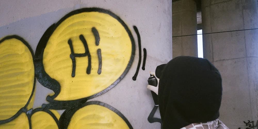 Duvara grafiti yapan kişi