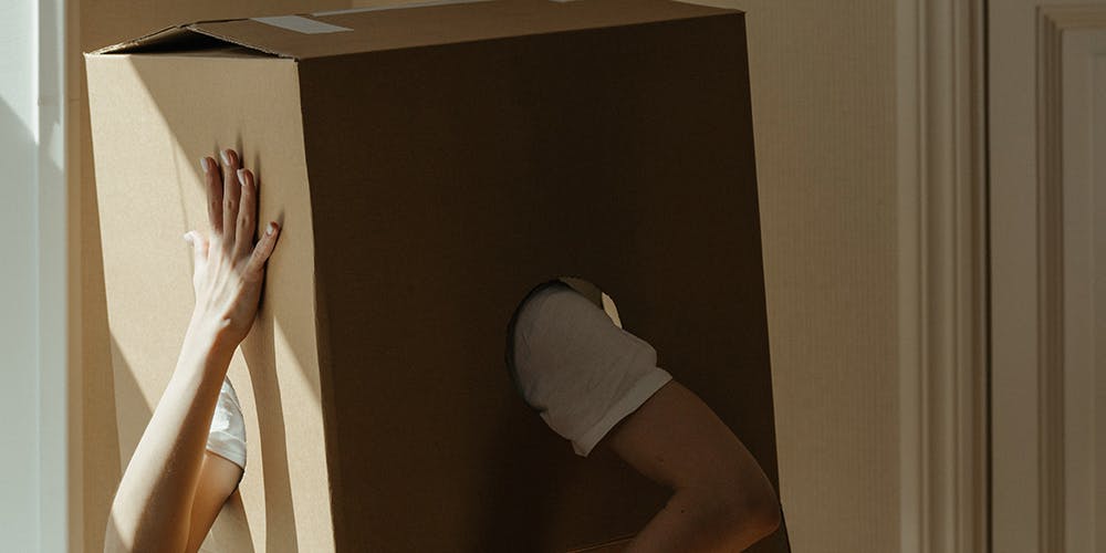 Kutunun içine girmiş bir kişi