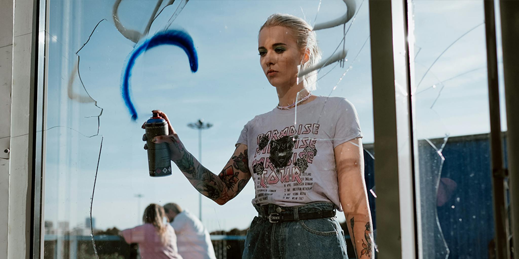 Cama spray boya sıkan kişi