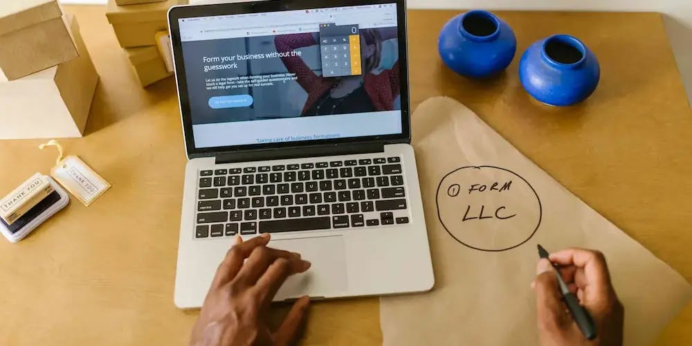 Laptop ile çalışan adam