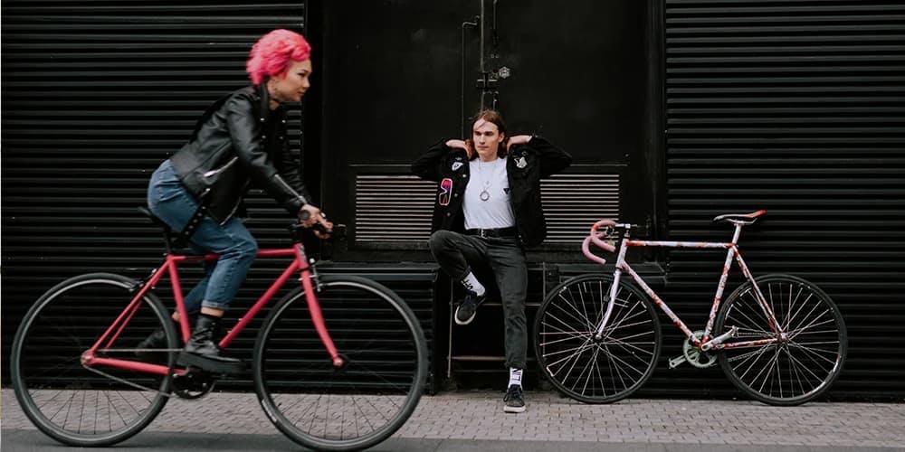 Bisikleti ile gezen kadın