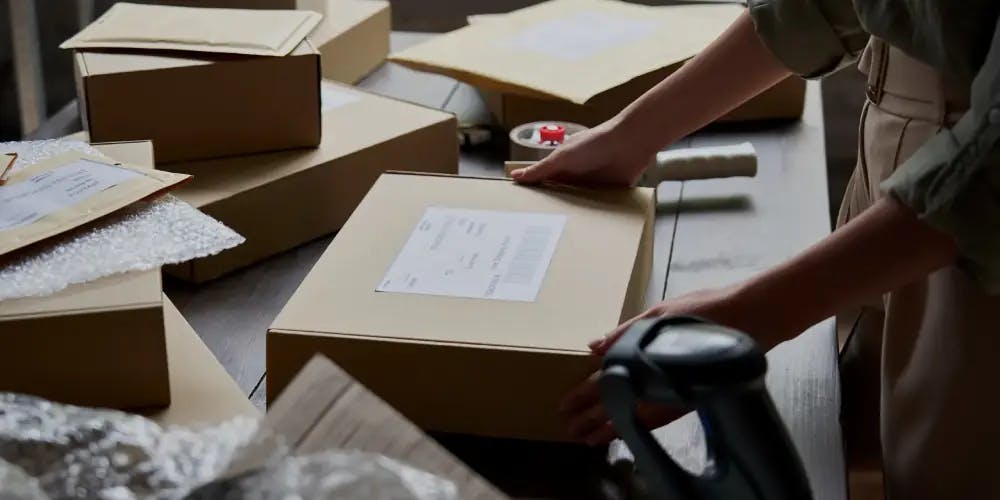 Kargo kutularını paketleme yapan kadın