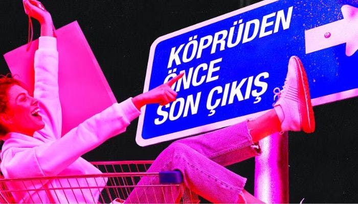 tabelanın önünde ok yönünü işaret eden kadın