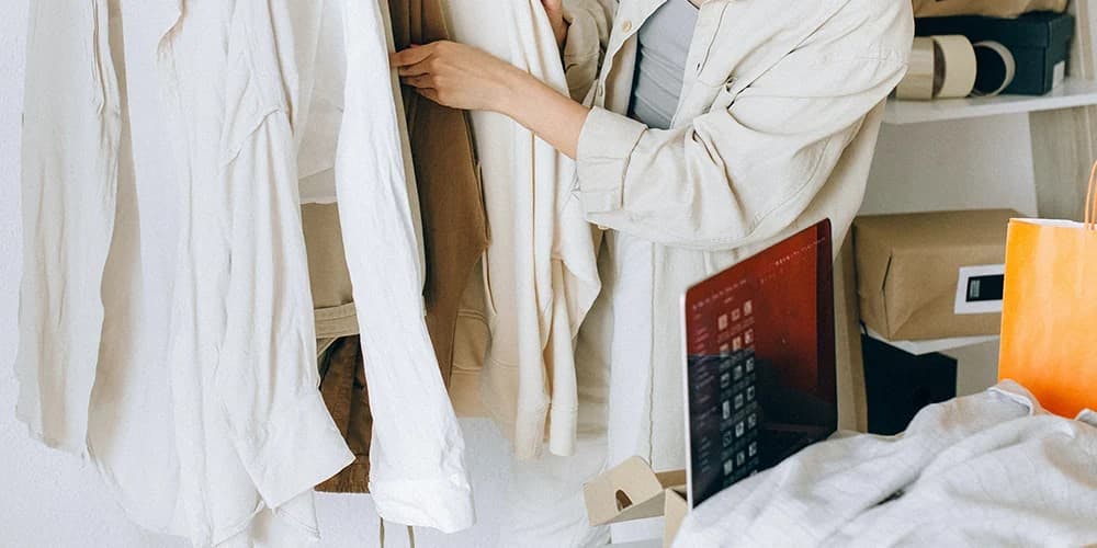 Kıyafetlerine bakınan kişi