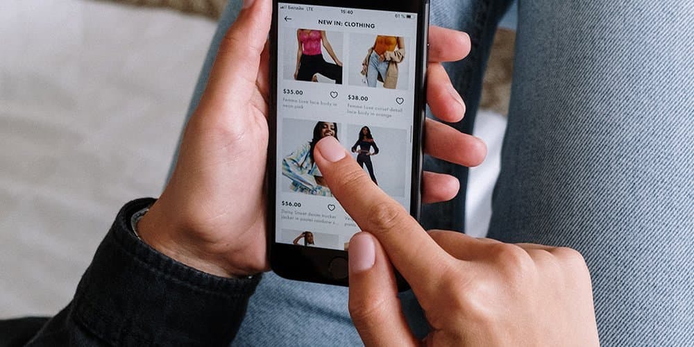 Telefon ile mağaza gezen kişi