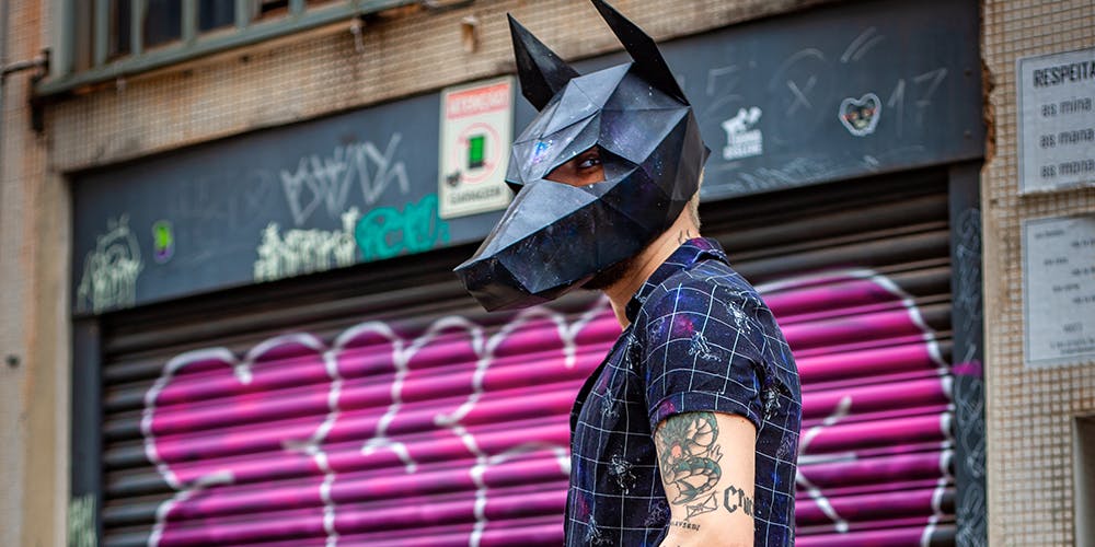 Kafasında kurt maskesi olan adam