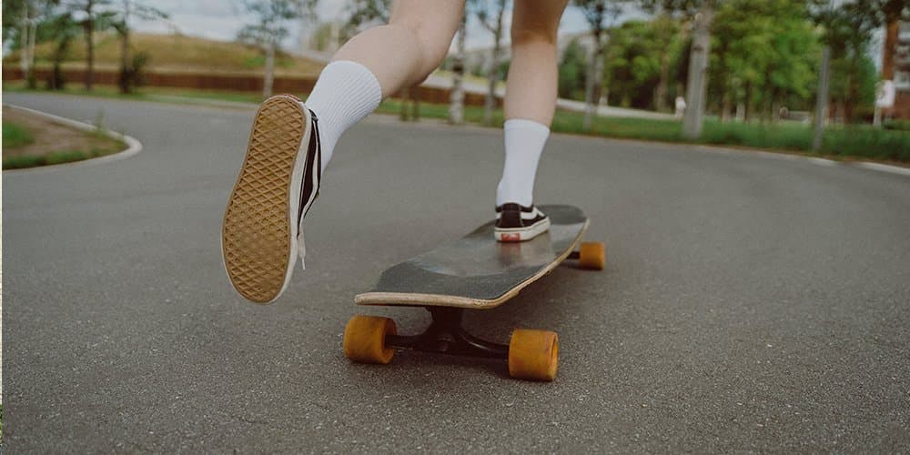 Kaykay ile kayan kişi