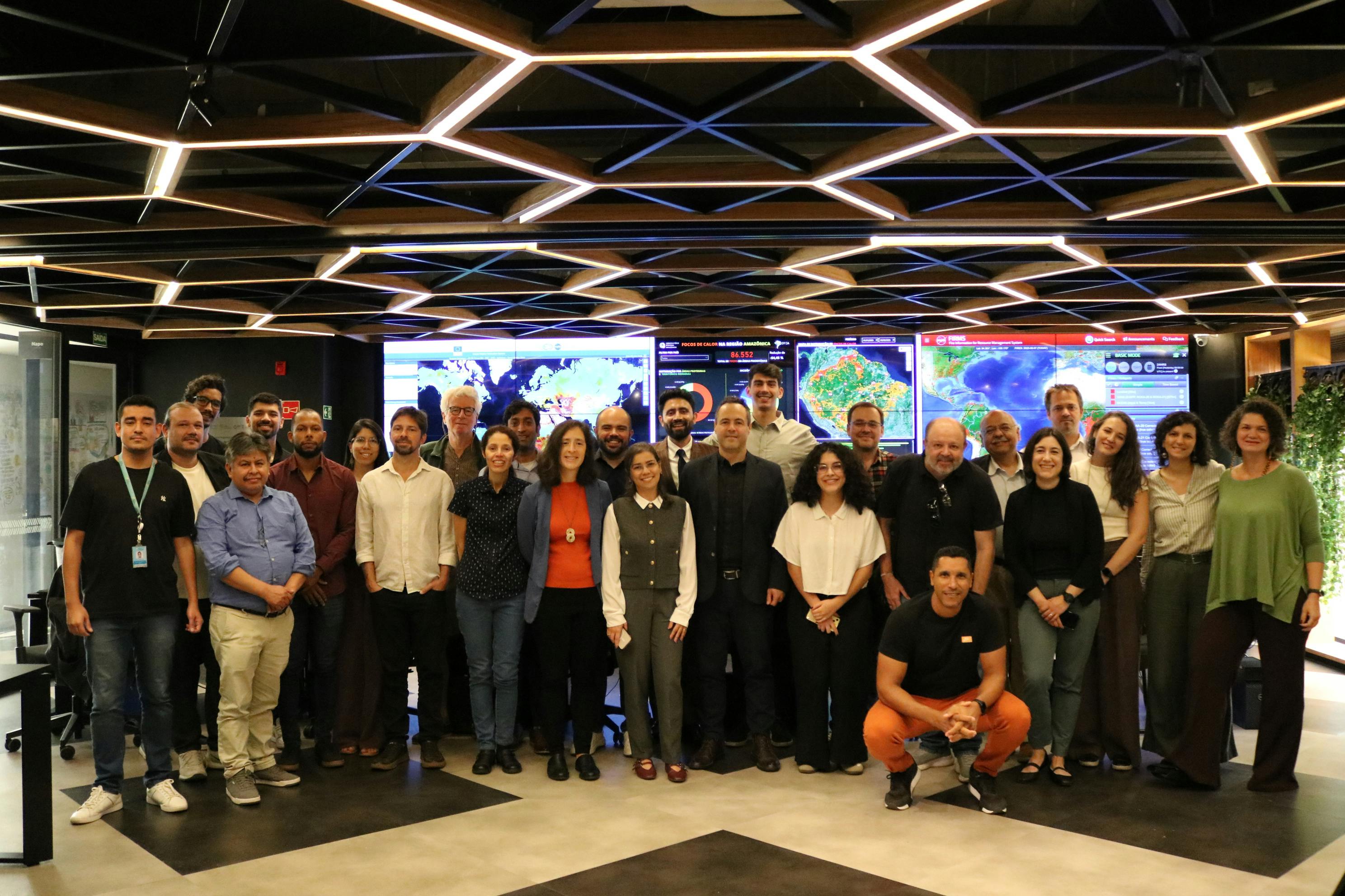   mais de 30 especialistas de alto nível técnico de diversos  países trabalham de forma colaborativa para integrar plataformas e soluções digitais que fortaleçam o sistema de informação georeferenciada do ORA