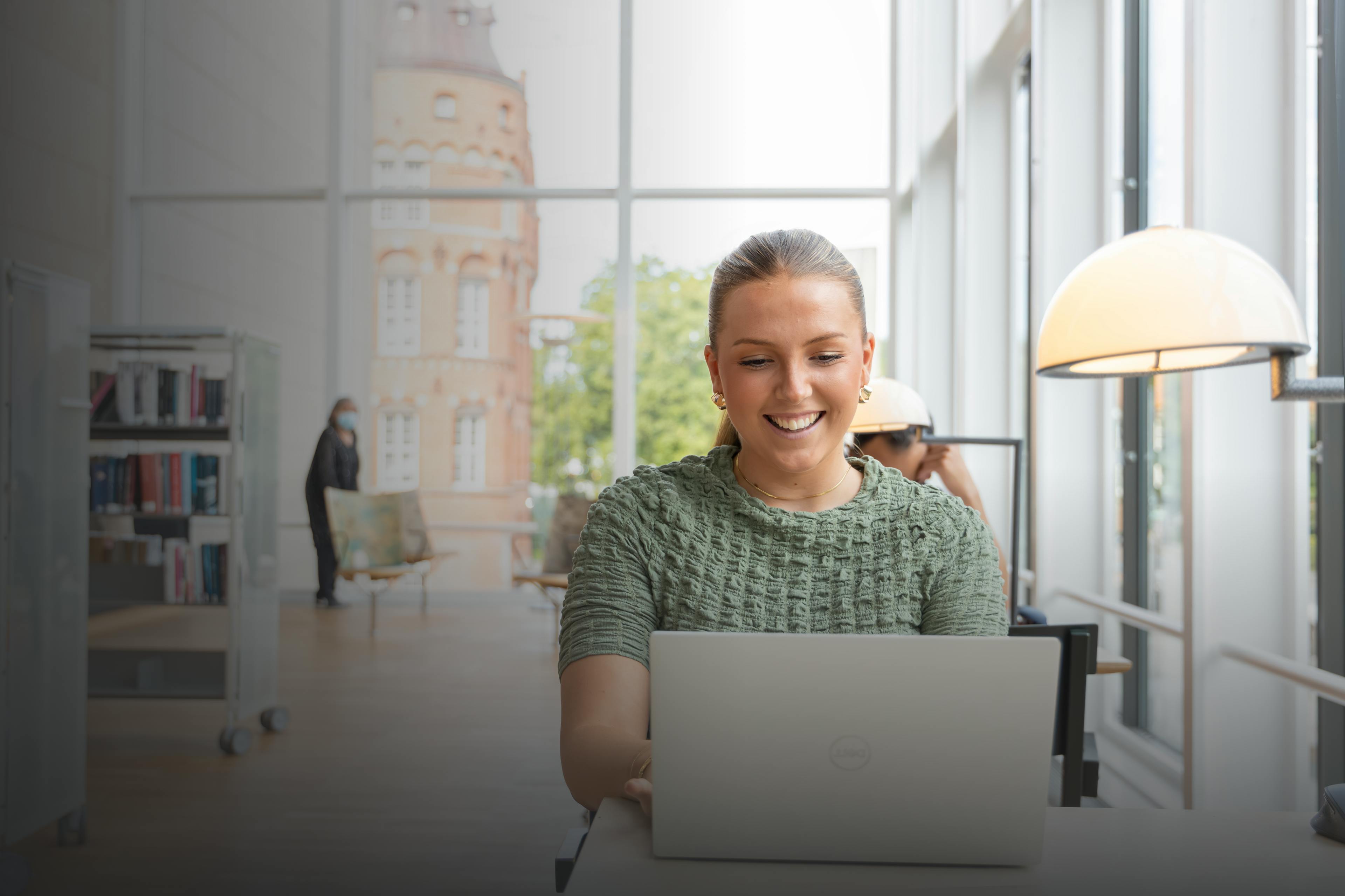 En person som sitter vid en dator