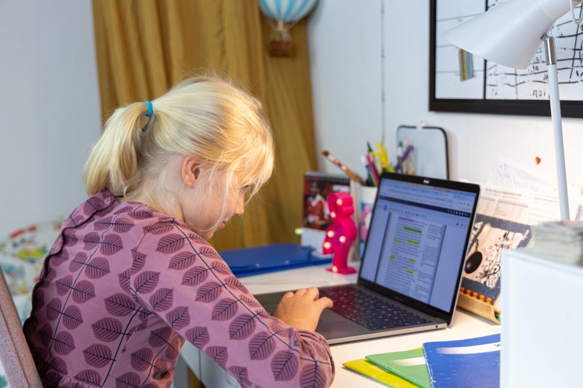 En student som gör läxor