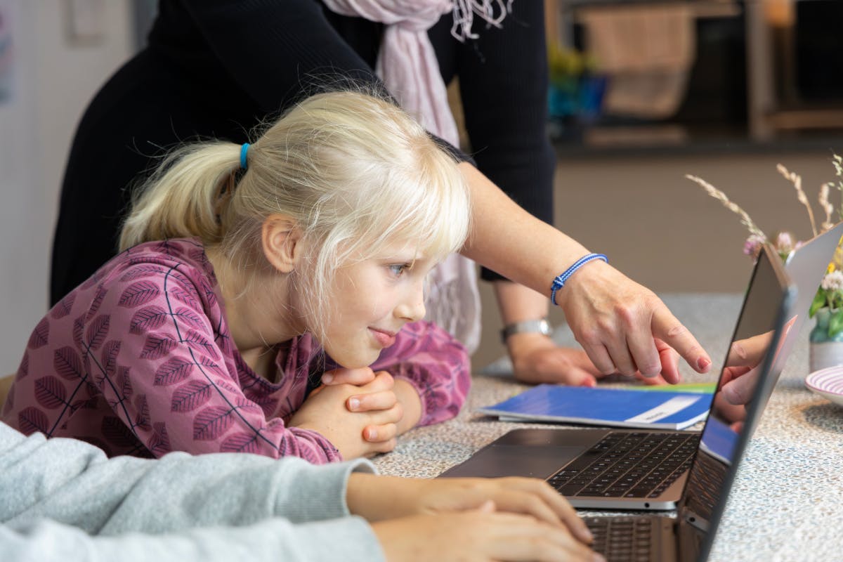 Student tittar på bärbar dator