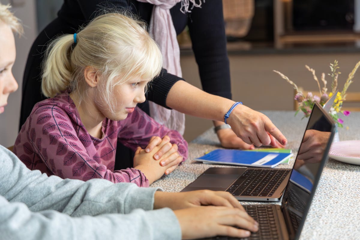 student får instruktioner på laptop